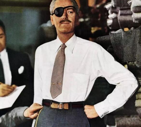 穿”哈撒威”襯衫的男人