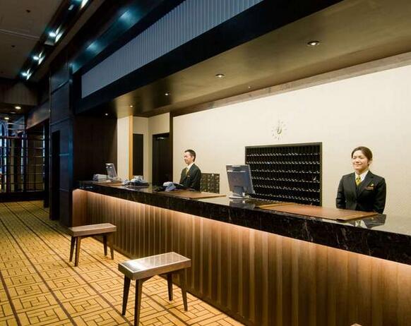 公司前臺穿什么衣服？