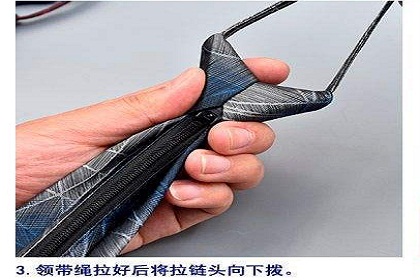 一拉得領(lǐng)帶系法圖解-第三步