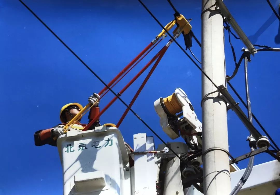 電力員工工作場景
