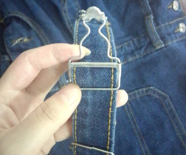 把穿過方扣的帶子放入葫蘆扣，再通過葫蘆扣中間的孔穿出來。